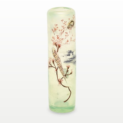 貝と海藻の装飾がある花瓶